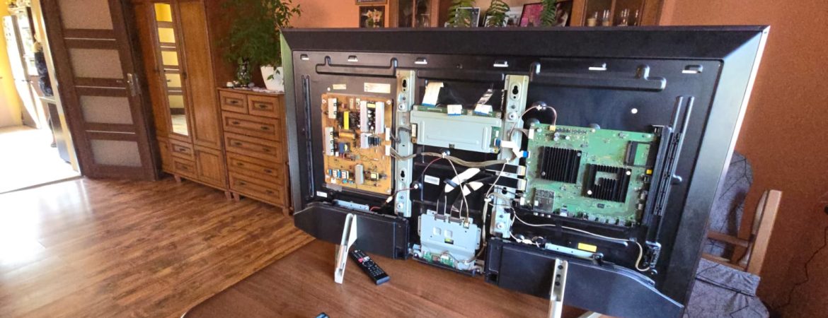 telewizor przed naprawa przez technika