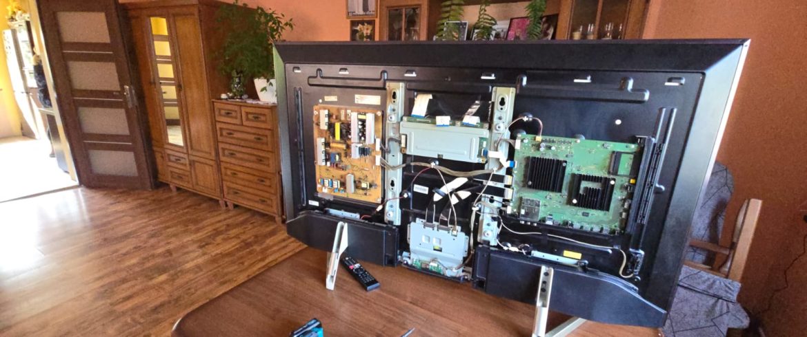 telewizor przed naprawa przez technika